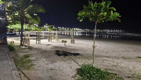 Apartamento Pé-na-areia com 3 quartos para temporada em Ubatuba