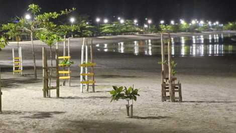 Apartamento Pé-na-areia com 3 quartos para temporada em Ubatuba