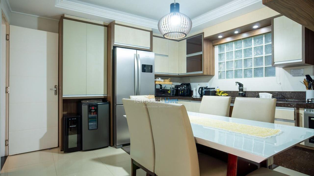 Casa para aluguel de temporada em Bombinhas (Praia de Zimbros)