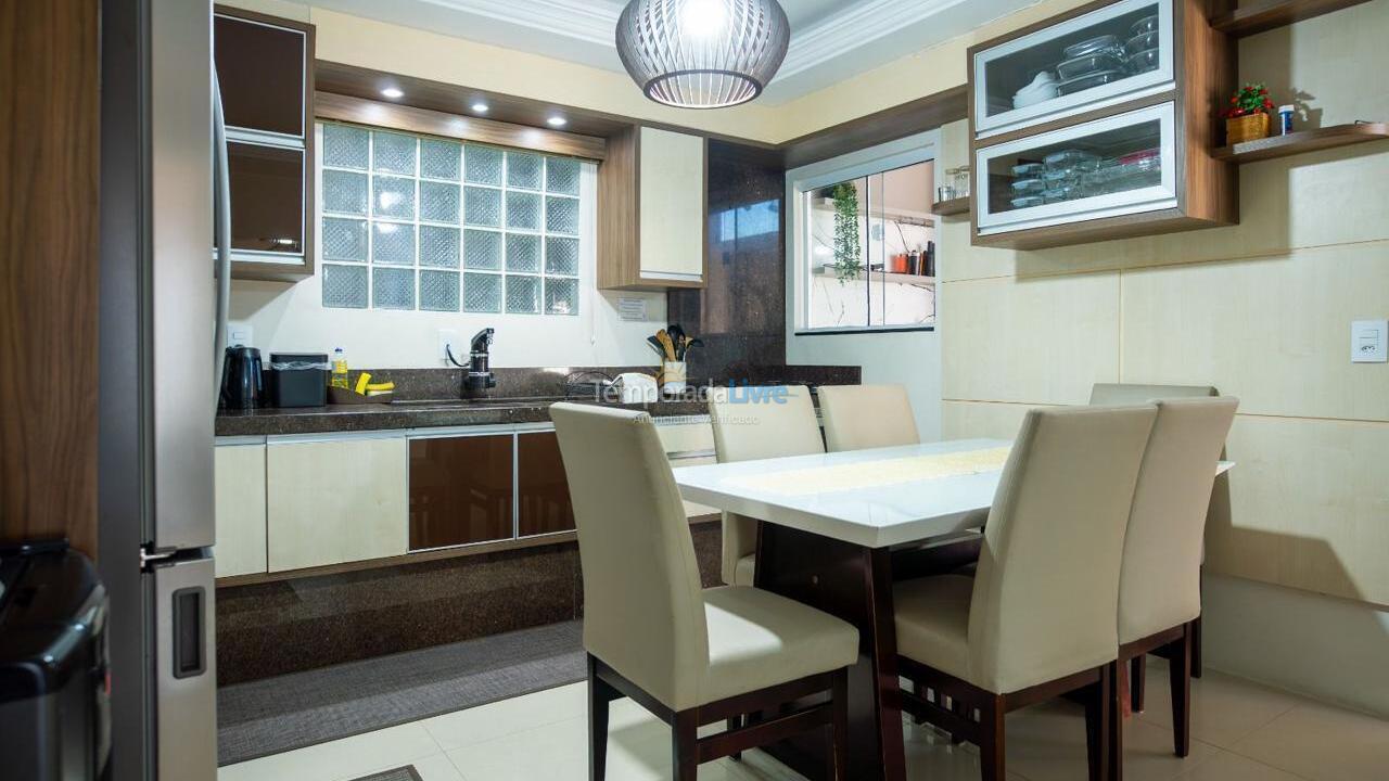 Casa para aluguel de temporada em Bombinhas (Praia de Zimbros)