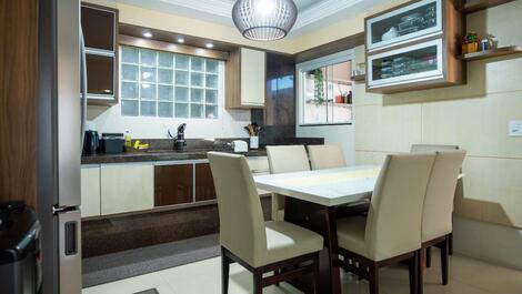 Casa de 2 pisos com piscina na praia de zimbros