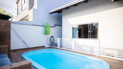 Casa de 2 pisos com piscina na praia de zimbros