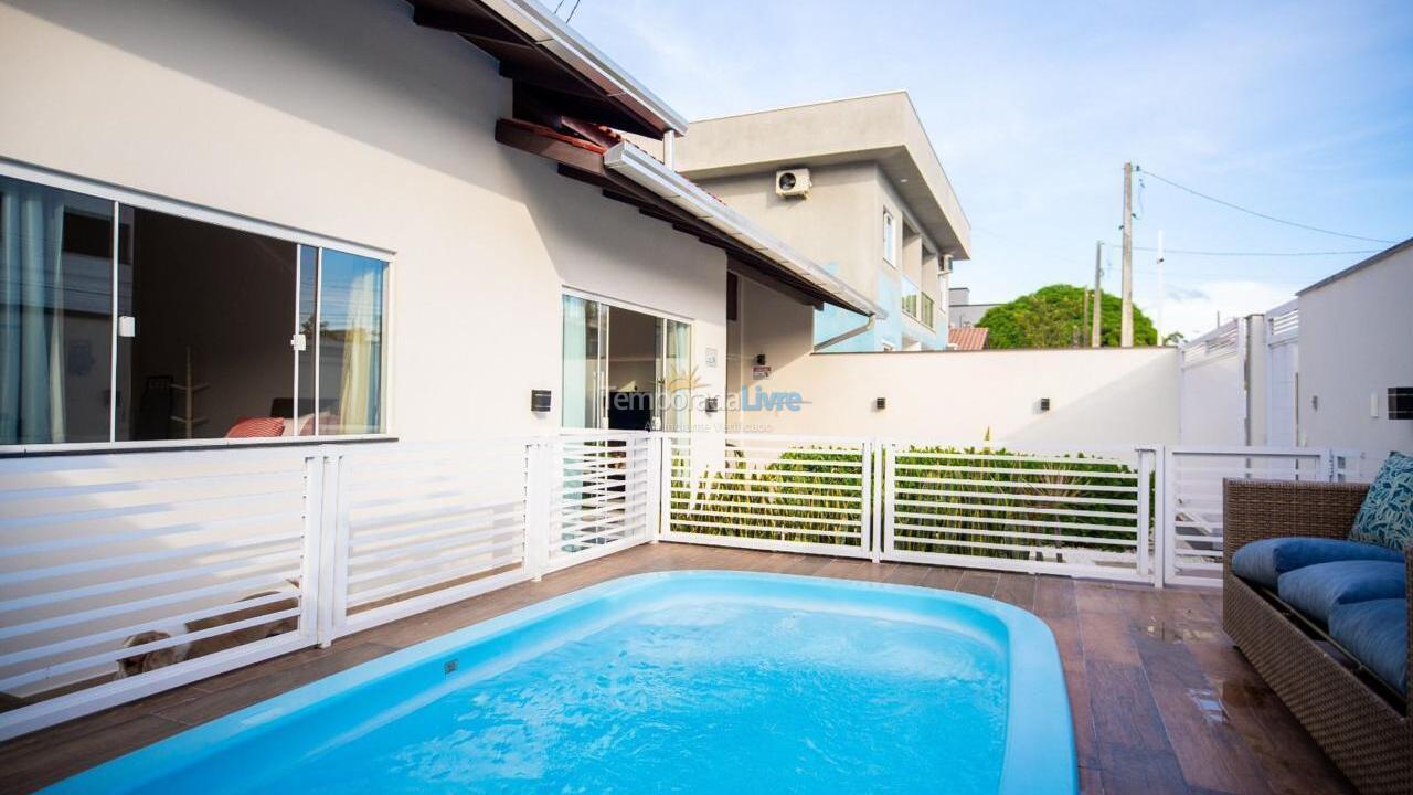 Casa para aluguel de temporada em Bombinhas (Praia de Zimbros)