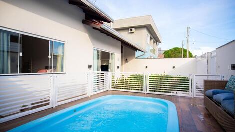 Casa de 2 pisos com piscina na praia de zimbros