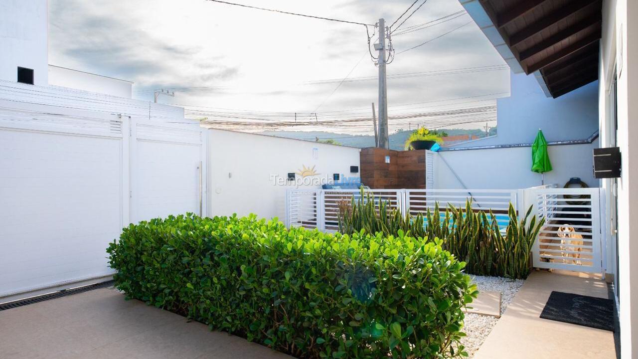 Casa para aluguel de temporada em Bombinhas (Praia de Zimbros)