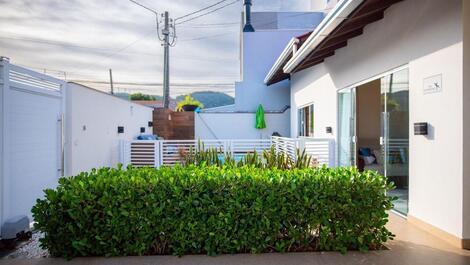 Casa de 2 pisos com piscina na praia de zimbros