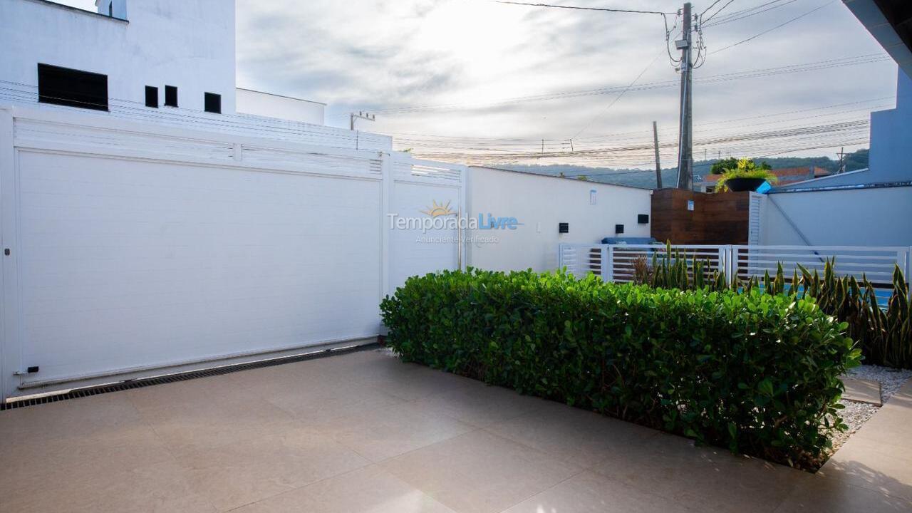 Casa para aluguel de temporada em Bombinhas (Praia de Zimbros)