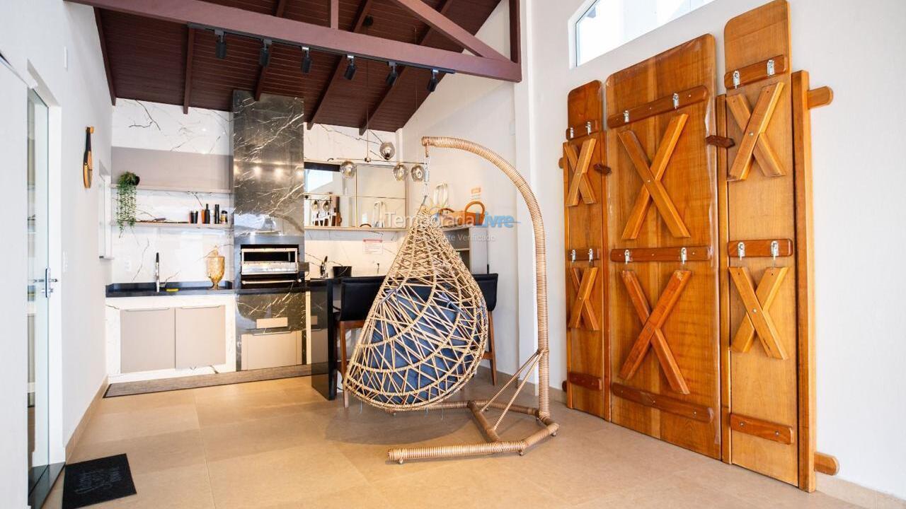 Casa para aluguel de temporada em Bombinhas (Praia de Zimbros)