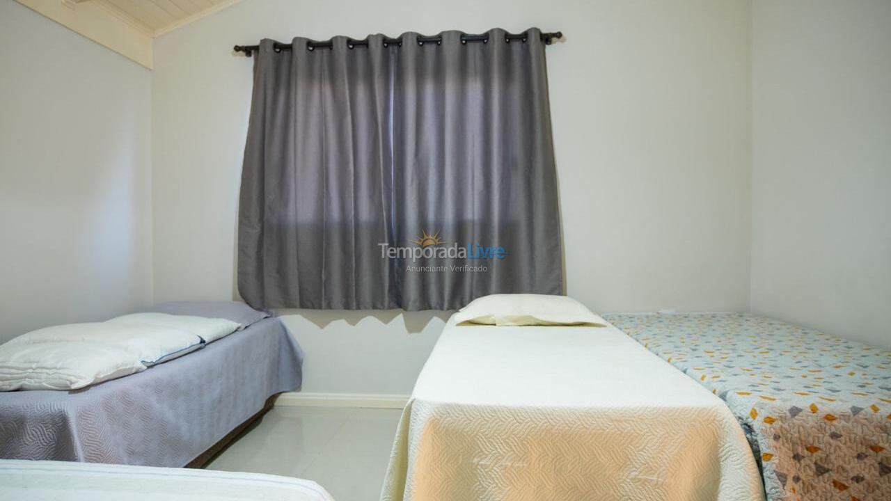 Casa para aluguel de temporada em Bombinhas (Praia de Zimbros)