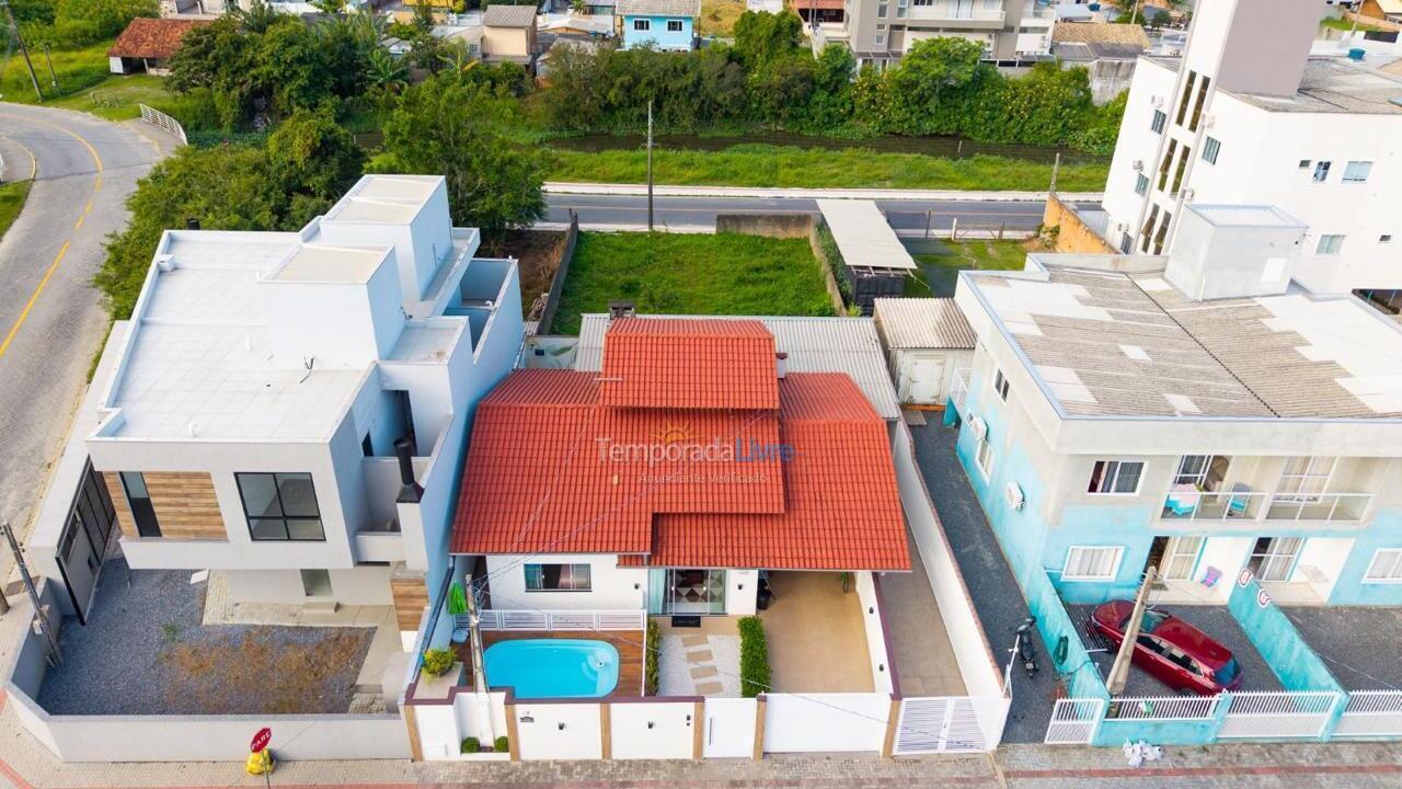 Casa para aluguel de temporada em Bombinhas (Praia de Zimbros)