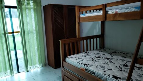 Apartamento Pé-na-areia com 3 quartos para temporada em Ubatuba