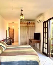 Suite with balcony overlooking the sea in Ilhabela, 900 meters from the beach and shops.