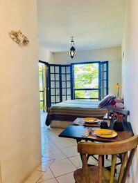 Suite with balcony overlooking the sea in Ilhabela, 900 meters from the beach and shops.
