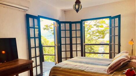 Suite with balcony overlooking the sea in Ilhabela, 900 meters from the beach and shops.