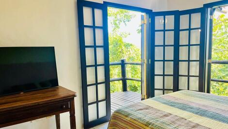 Suite with balcony overlooking the sea in Ilhabela, 900 meters from the beach and shops.
