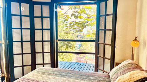 Suite with balcony overlooking the sea in Ilhabela, 900 meters from the beach and shops.