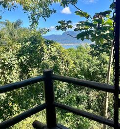 Suite with balcony overlooking the sea in Ilhabela, 900 meters from the beach and shops.