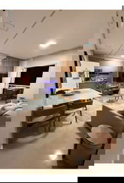 Conjugado , cozinha , sala, mesa jantar, sacada , sofá e tv 