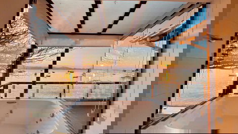 Refugio acogedor y privado frente al mar en la playa de Araçá.