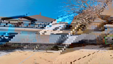 Refugio acogedor y privado frente al mar en la playa de Araçá.