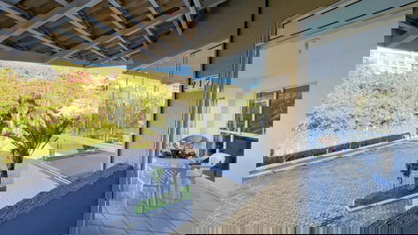 Spacious 3-bedroom apartment on Bombinhas Beach.