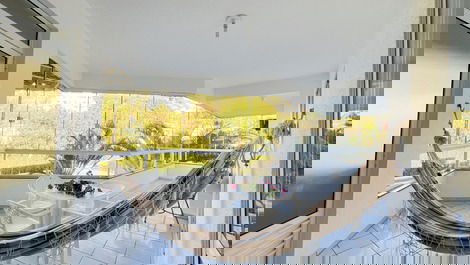 Spacious 3-bedroom apartment on Bombinhas Beach.