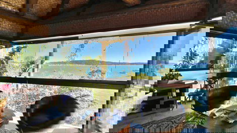 Casa a Beira in the center of Bombinhas with pool