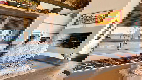 Casa a Beira in the center of Bombinhas with pool