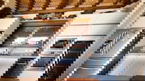 Casa a Beira in the center of Bombinhas with pool