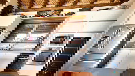 Casa a Beira in the center of Bombinhas with pool