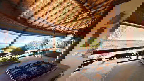 Casa a Beira in the center of Bombinhas with pool