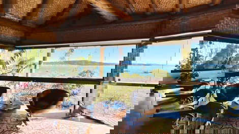 Casa a Beira in the center of Bombinhas with pool