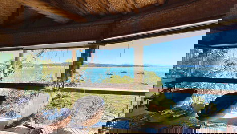 Casa a Beira in the center of Bombinhas with pool