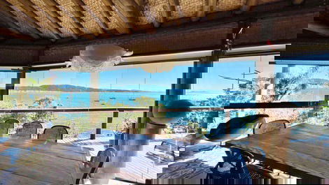 Casa a Beira in the center of Bombinhas with pool