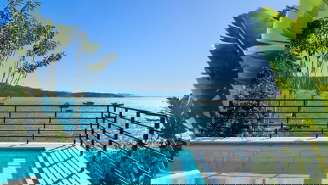 Casa a Beira in the center of Bombinhas with pool