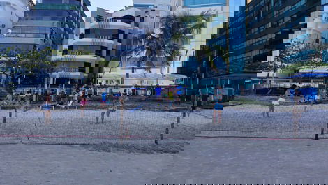 Cobertura lateral para o mar 4 quartos sendo 2 suítes