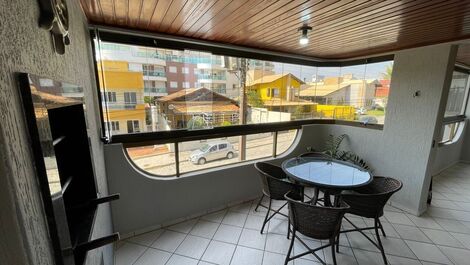 Apartamento aconchegante com 03 dormitórios no Centro de Bombinhas!