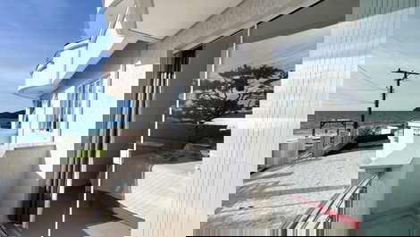 Apartamento de 3 habitaciones frente al mar en la playa de Bombinhas.