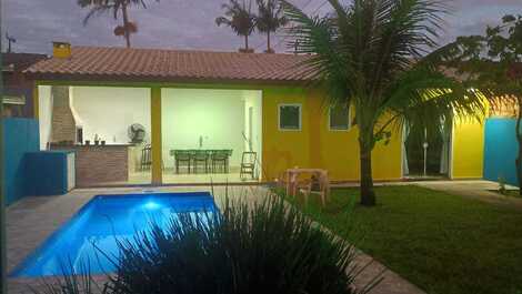 Casa con piscina en Itapoá, capacidad para 8 personas, a 500 m del mar.