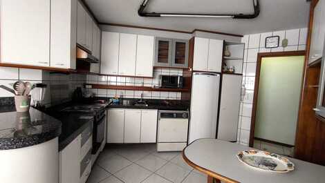 3 dormitórios com ar, quadra mar Meia Praia