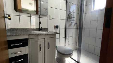 3 dormitórios com ar, quadra mar Meia Praia