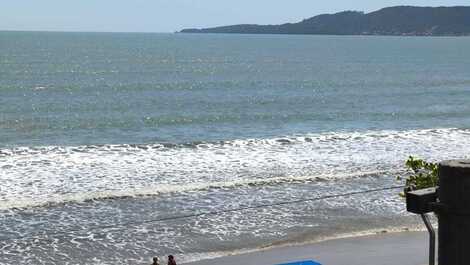 3 dormitórios com ar, quadra mar Meia Praia