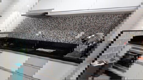 Apartamento 02 dormitorios (suite) a 100 metros do mar