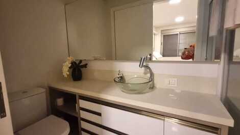 Apartamento com 3 suítes, 2 vagas, 200m do mar de Jurerê