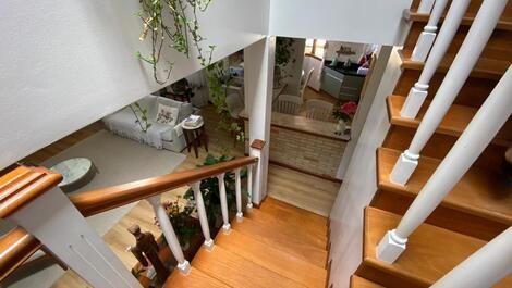 Casa 4 quartos, 4 banheiros e churrasqueira, em Jurerê