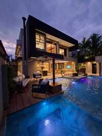 Casa moderna recém-inaugurada, 6 suítes e lazer completo na Riviera