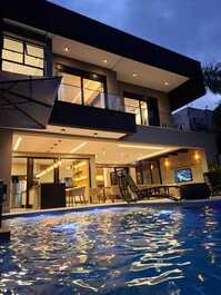 Casa moderna recém-inaugurada, 6 suítes e lazer completo na Riviera