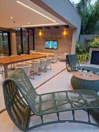 Casa moderna recém-inaugurada, 6 suítes e lazer completo na Riviera