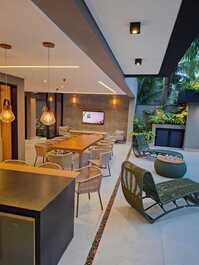 Casa moderna recém-inaugurada, 6 suítes e lazer completo na Riviera