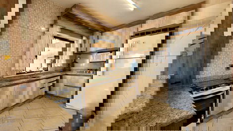 Two-story house in Praia Grande - sleeps 8 - 450m from the sea